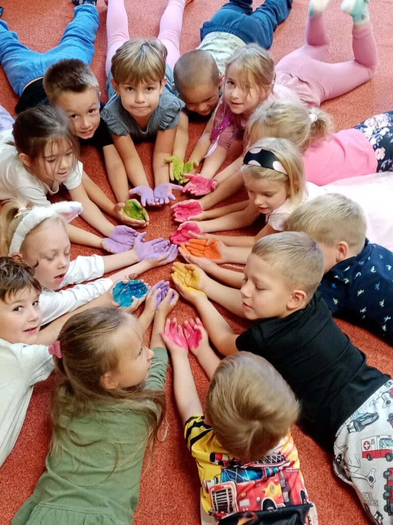 Sluníčka a hry s barvou „kamarádi“